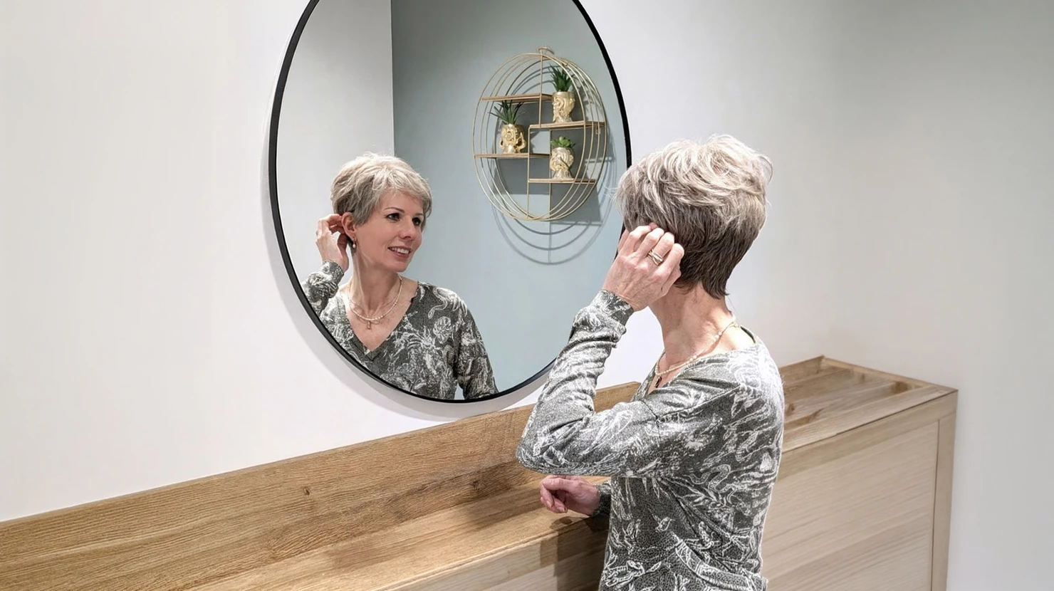 Mannequin de présentation féminin blanc portant une perruque blonde courte au carré avec frange, positionné sur fond neutre pour démonstration commerciale